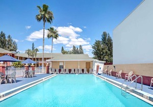 Howard Johnson by Wyndham Ft Myers FL