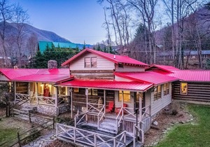 Huge Cabin with Game Room, Front Porch, WiFi & Wood-Burning Fireplace