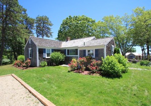 Hyannis Port 2BR Cottage. Partial ocean view! Private footpath to 2 Beaches!