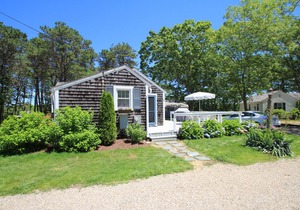 Hyannis Port 2BR Cottage. Partial ocean view! Private footpath to 2 Beaches!