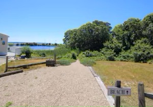 Hyannis Port 2BR Cottage. Partial ocean view! Private footpath to 2 Beaches!
