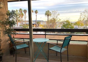 Hyper city center with sea-view terrace, right on the beach.