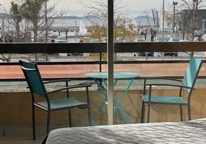 Hyper city center with sea-view terrace, right on the beach.