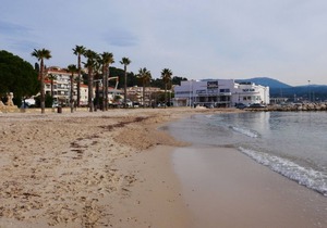 Hyper city center with sea-view terrace, right on the beach.