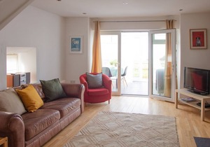 Ideal for a romantic break, this cottage has fabulous sea views.
