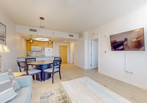 Ideal getaway near the beach & golf w/shared pool, central AC