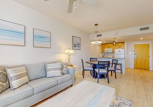 Ideal getaway near the beach & golf w/shared pool, central AC