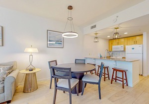 Ideal getaway near the beach & golf w/shared pool, central AC