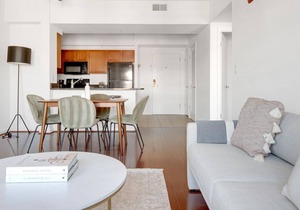 Ideal Logan Circle 2BR w/ Gym, W/D & Pool, walk to bars by Blueground