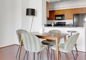 Ideal Logan Circle 2BR w/ Gym, W/D & Pool, walk to bars by Blueground