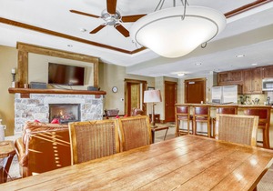 Ideal Mountain Getaway Near the Lifts W/Private Balcony, Free WiFi & Fireplace