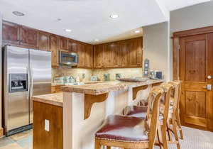 Ideal Mountain Getaway Near the Lifts W/Private Balcony, Free WiFi & Fireplace