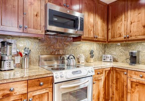 Ideal Mountain Getaway Near the Lifts W/Private Balcony, Free WiFi & Fireplace