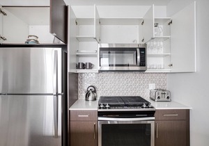 Ideal South Loop 1BR w/Pool, Gym, Roof Deck, 1 block to L, by Blueground