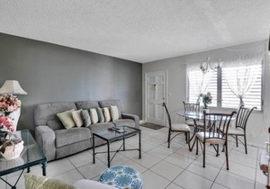 Idyllic condo with brief walk to beach and restaurants