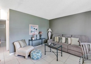 Idyllic condo with brief walk to beach and restaurants