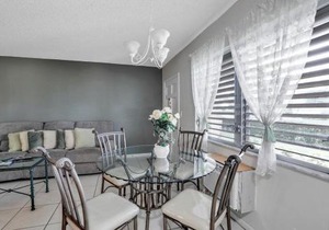 Idyllic condo with brief walk to beach and restaurants