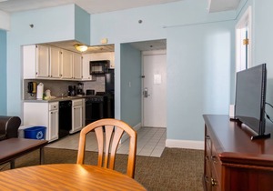 Idyllic Getaway! 3 Great Units Right on Beach! Pool, Snorkeling, Bar!
