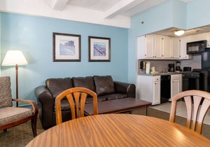 Idyllic Getaway! 3 Great Units Right on Beach! Pool, Snorkeling, Bar!