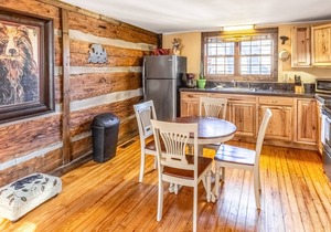 Idyllic getaway with ponds, fireplace, AC, WiFi - snowbird, biker & pet-friendly