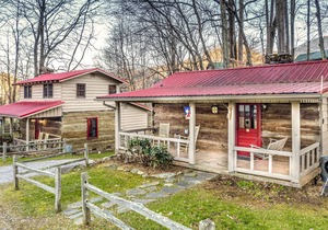 Idyllic getaway with ponds, fireplace, AC, WiFi - snowbird, biker & pet-friendly