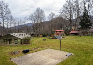 Idyllic getaway with ponds, fireplace, AC, WiFi - snowbird, biker & pet-friendly