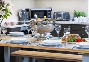 Ilkley House ** Sleeps 10 ** with Parking