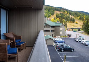 Immaculate condo in the heart of Whitefish Mountain Resort Village -Skiing is just a few steps away