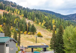 Immaculate condo in the heart of Whitefish Mountain Resort Village -Skiing is just a few steps away