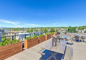 Impeccable Ballard Studio w/Rooftop, BBQ, walk to dining, by Blueground