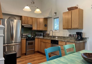 In heart of Historic Narragansett Pier, easy walk to beach, restaurants & shops!