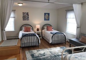In heart of Historic Narragansett Pier, easy walk to beach, restaurants & shops!
