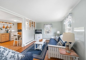 In the heart of the Pier, short walk to Narragansett Beach, Towers and shops!