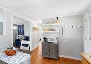 In the heart of the Pier, short walk to Narragansett Beach, Towers and shops!
