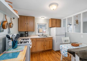 In the heart of the Pier, short walk to Narragansett Beach, Towers and shops!