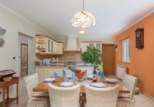 In the suburb of Labin awaits you this comfortable and cozy furnished vacation home.