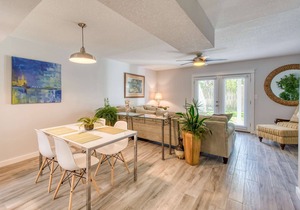 INCREDIBLE LOCATION!! Newly Renovated Condo - Short walk to downtown, restaurants and attractions