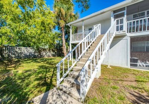 INCREDIBLE LOCATION!! Newly Renovated Condo - Short walk to downtown, restaurants and attractions
