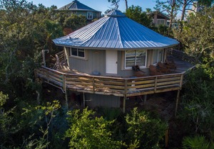 Indian Pass Fun, Private & Cozy Beach Cottage--The Barnacle