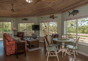 Indian Pass Fun, Private & Cozy Beach Cottage--The Barnacle