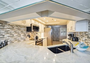 Inlet Reef 618 is a 2 bed/2bath with Beach Service and Gulf Views