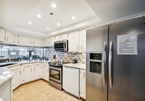 Inlet Reef 618 is a 2 bed/2bath with Beach Service and Gulf Views