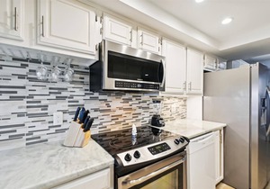 Inlet Reef 618 is a 2 bed/2bath with Beach Service and Gulf Views