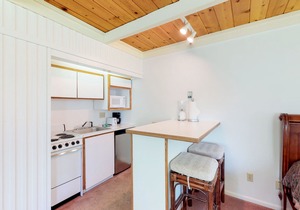 Intimate corner studio w/area skiing nearby, as well as shopping/dining