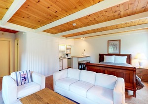 Intimate corner studio w/area skiing nearby, as well as shopping/dining