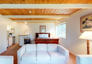 Intimate corner studio w/area skiing nearby, as well as shopping/dining