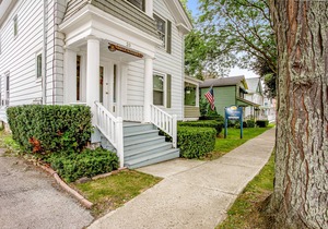 Intimate Getaway for Two w/ a Kitchenette, Free WiFi, Cable TV, & Shared Grill