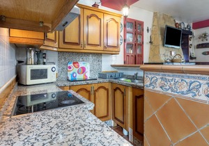 Inviting holiday home in Villanueva de Tapia with pool