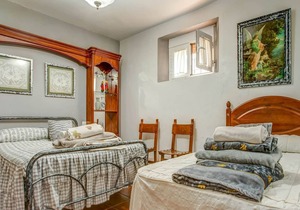 Inviting holiday home in Villanueva de Tapia with pool