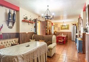 Inviting holiday home in Villanueva de Tapia with pool